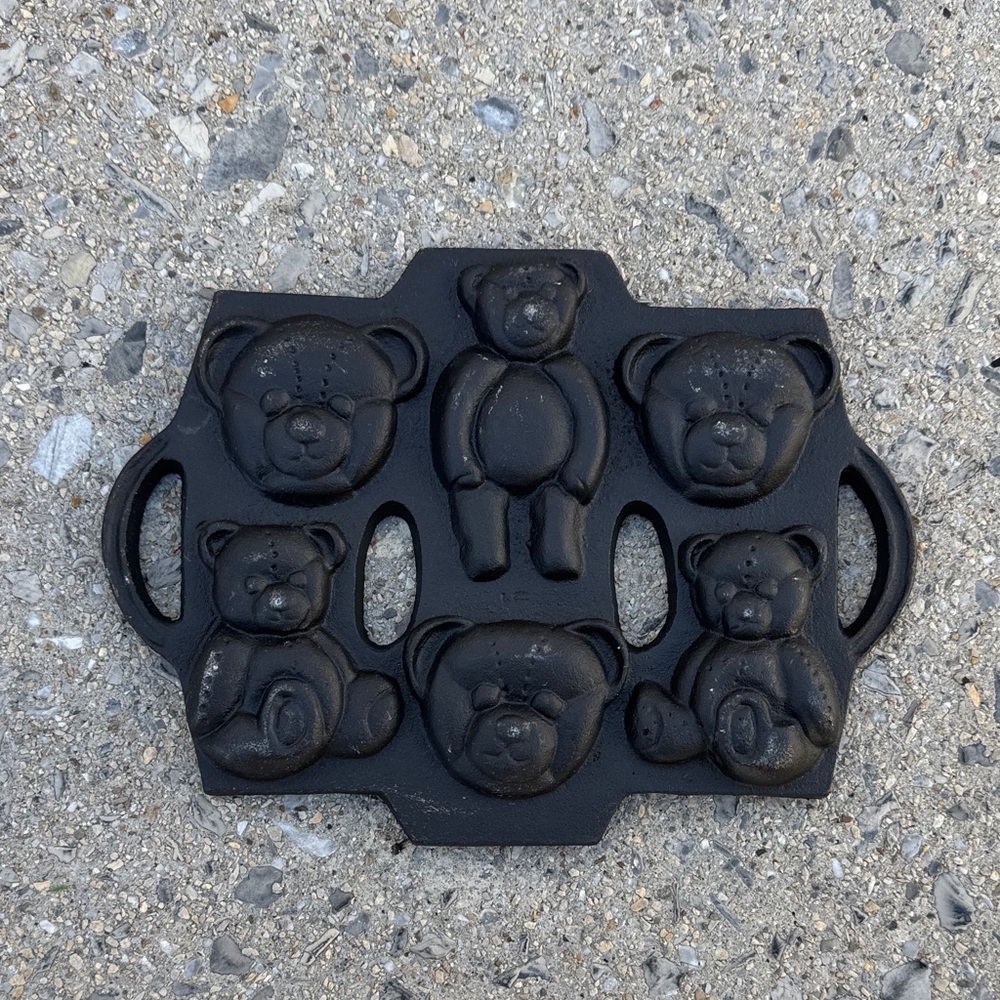 Black Bear-Shaped heavy weight Cast Iron Bakeware